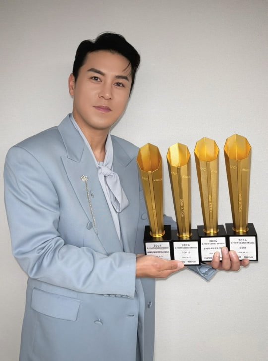 장민호, 'K-트롯 어워즈' 휩쓴 만능 엔터테이너