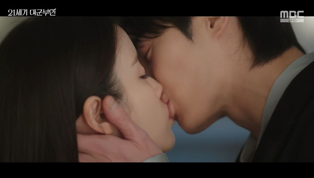 아이유, 변우석에 고백 후 뜨거운 키스…선위 교지 후 '위기' ('21세기 대군부인') [종합]