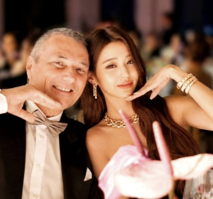 불가리 CEO, 장원영 매력에 흠뻑 "홀린 듯 '꽃받침'"