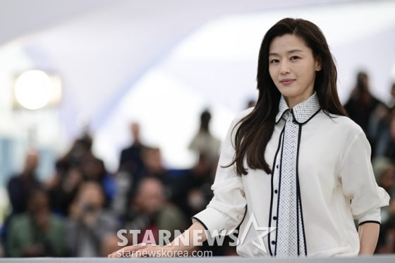 "칸의 여신"…전지현 블랙 앤 화이트 시선집중 [칸★현장]