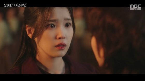 아이유, ♥변우석 위해 불길로…눈물의 구출 "저랑 같이 나가요" [대군부인]
