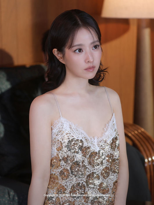박보영, 이런 모습 처음이야…슬립드레스 입고 섹시미 장착