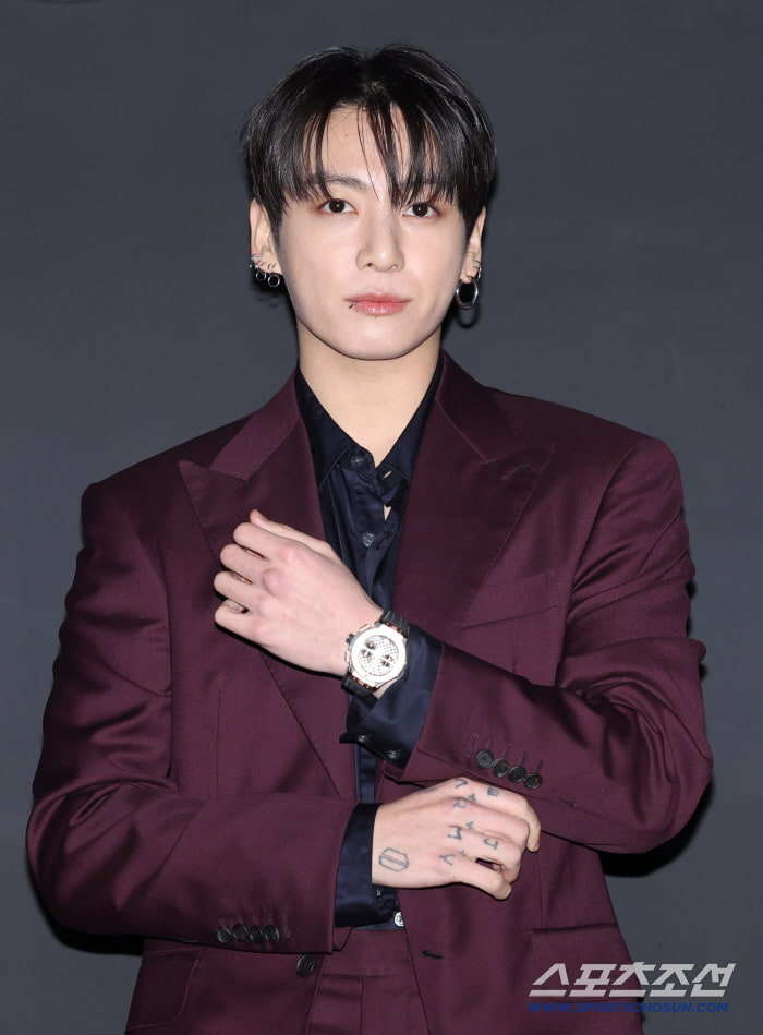 BTS 정국, 700억대 해킹 조직에 유심 복제 표적…소속사 칼대응 0원 방어 성공