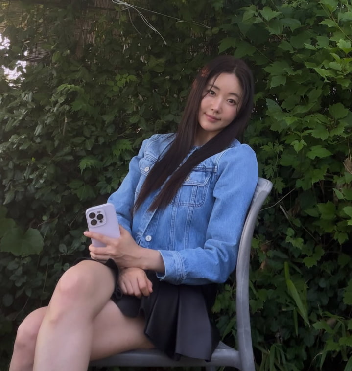 김사랑, 겨우 가린 초미니 스커트…48세 연예계 최고 동안