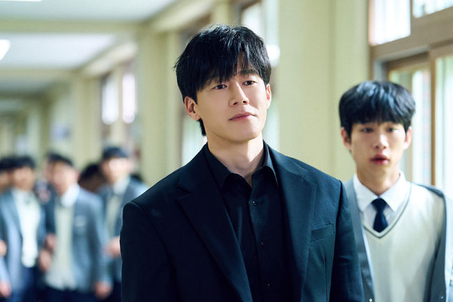 The uproar over the controversial 'Right Education' is erased and it eventually explodes... Kim Mu-yeol's career-defining role · No. 3 globally [Official]
