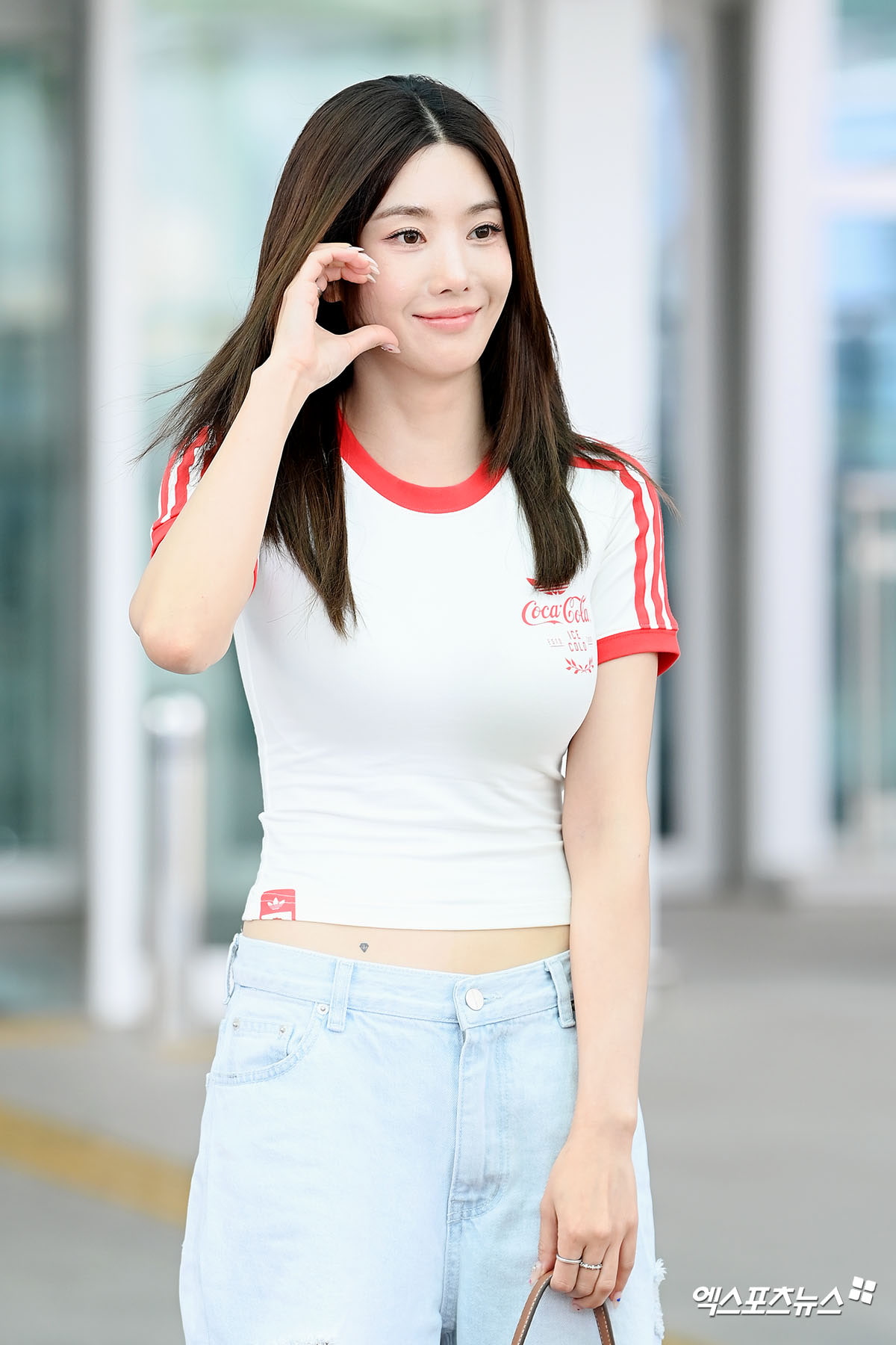 ‘Summer Queen’ Kwon Eun-bi, a jewel tattoo on her waist [e‘s HD Photo]