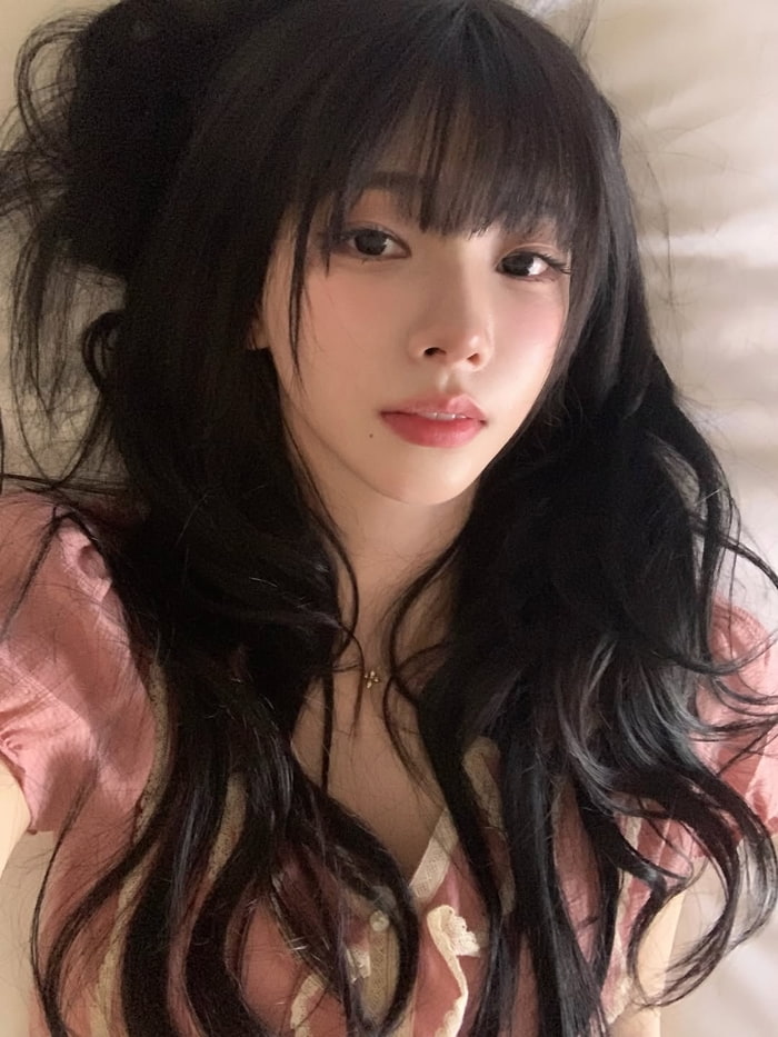 Karina, “Pure and Fresh Visuals” Explode in Bed Selfies… “From Spring to Summer”