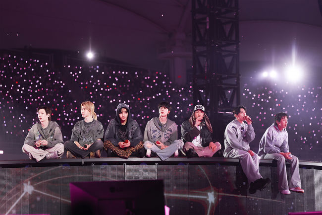 HYBE bows its head over the 75-minute delay to the BTS Busan concert... 