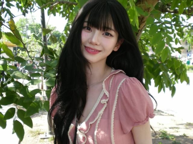 Karina, con un blusa rosa… Desborda una belleza pura… “Manipulación de los recuerdos del primer amor”