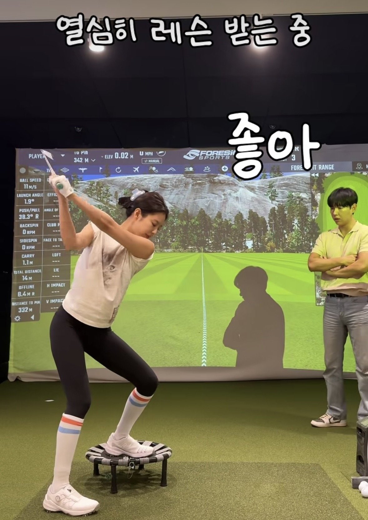 제니의 새 취미는 골프…레슨부터 필드 라운드까지