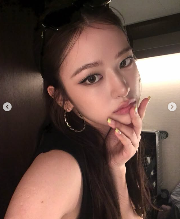 "눈빛에 심쿵, 미모는 반짝"…안유진, 째려봐도 예쁘네