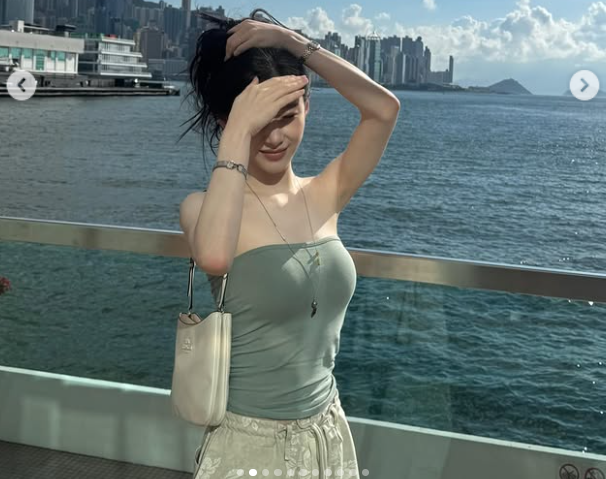 ITZY Chaeryeong—Is the volume this much? ... Off-shoulder fashion that set Hong Kong on fire