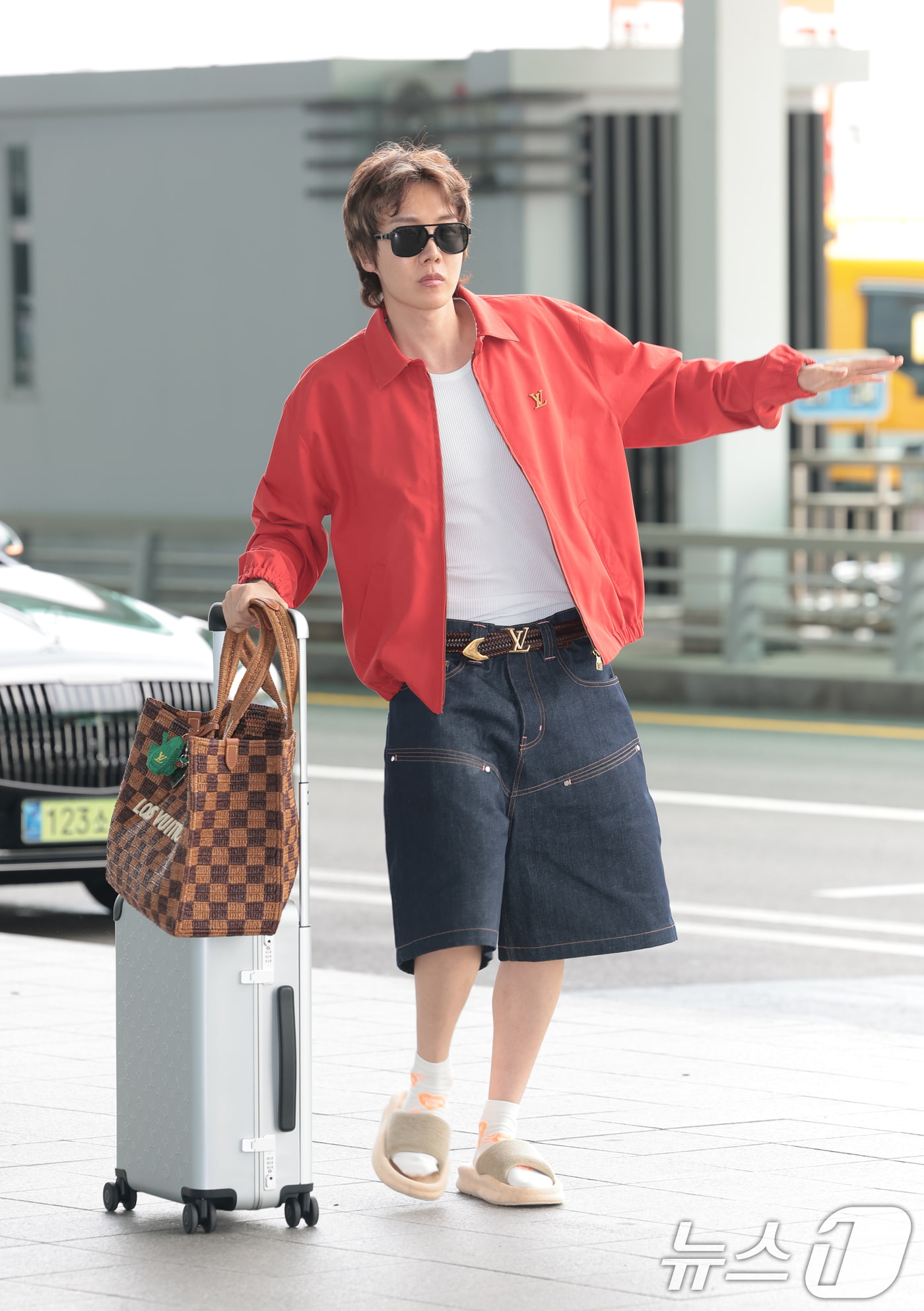 J-Hope, the airport fashion point is “heart socks”