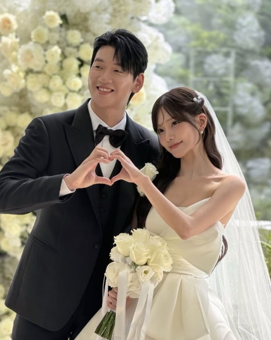 ‘Maxim Model’ Park Min-jung, ♥ Husband ‘1.04M YouTuber’ Song Hyeong-joo…Wedding thoughts: “We’ll live happily together” [Star Issue]