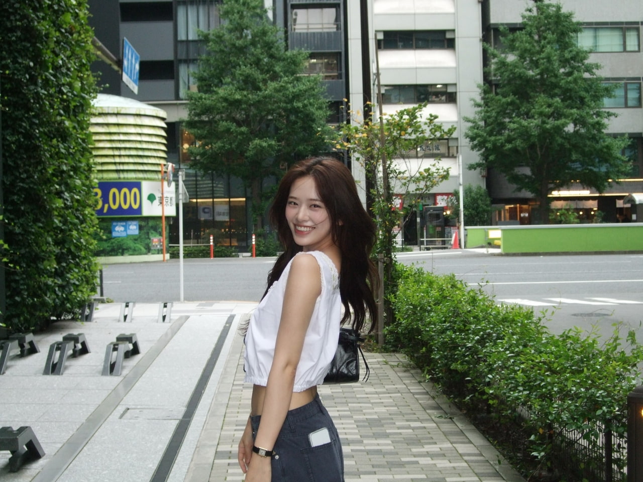 안유진, 입간판 여신 저리가라네…독보적인 건강 섹시美