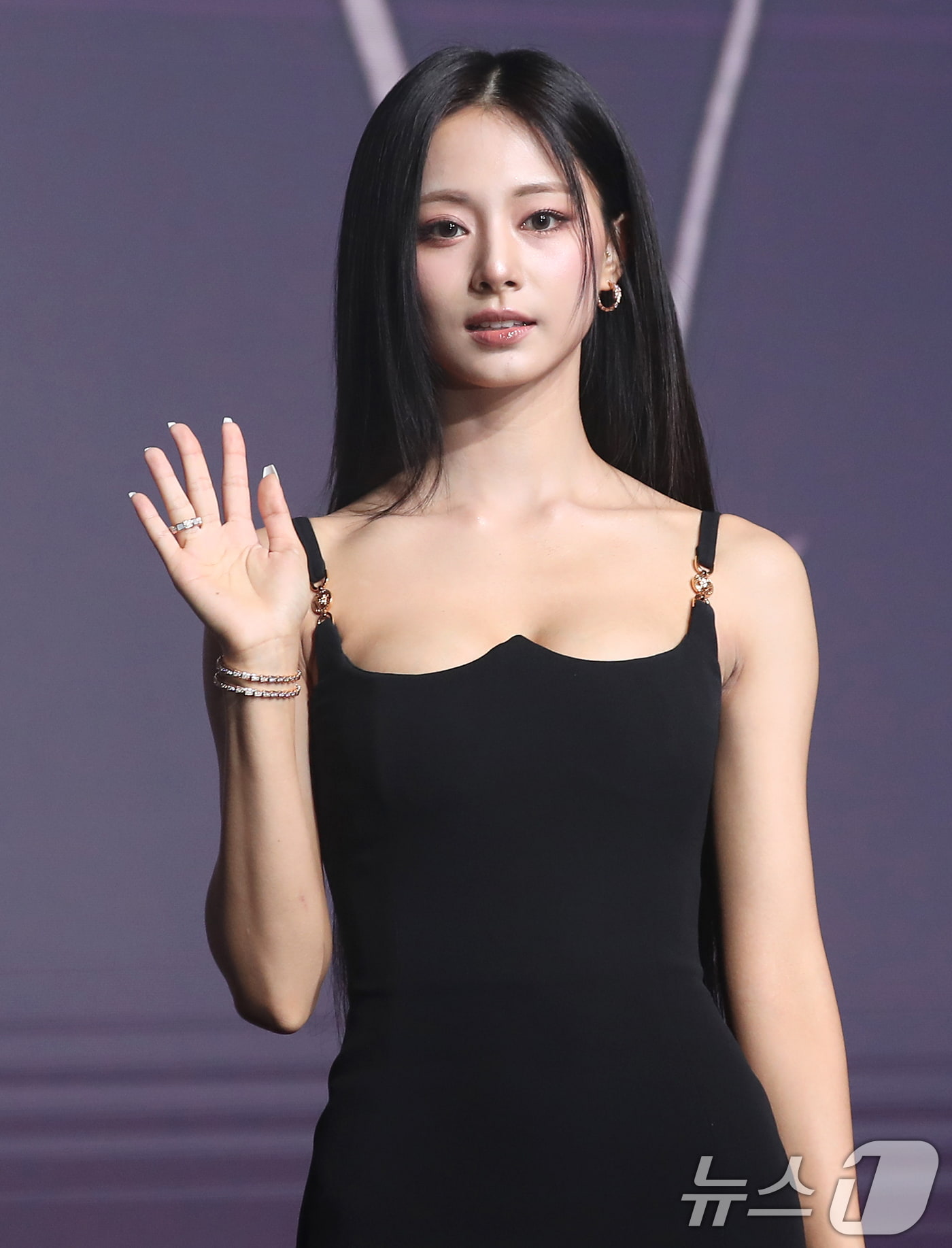 [Exclusive] TWICE’s Tzuyu is leaving JYP after 11 years