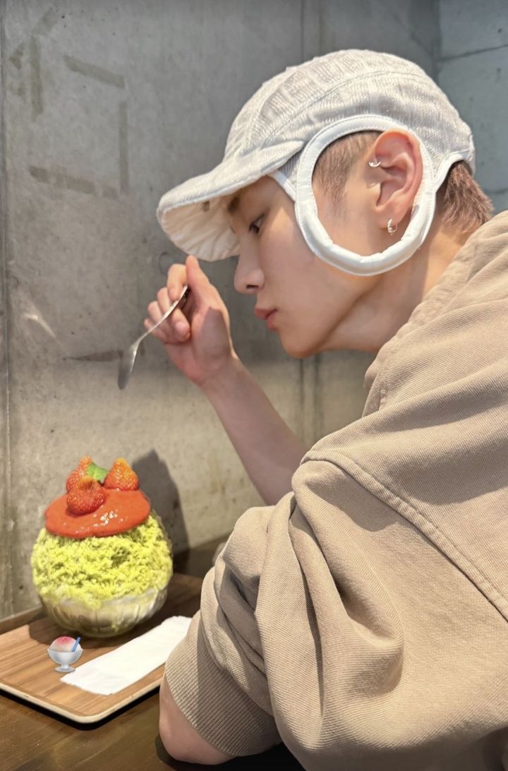 Shinee Key, Turned Heads with a Sharp Jawline While Enjoying Bingsu