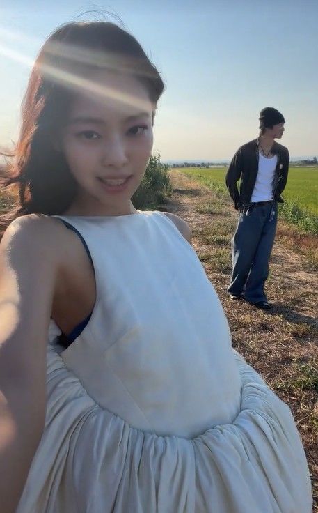 제니, 대만 모델 카이와 손잡고 질주…연인 같은 케미