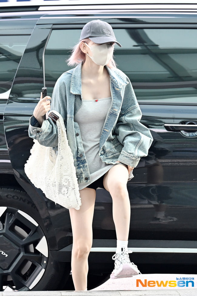 르세라핌 사쿠라 '새로운 가방 들고'[포토엔HD]