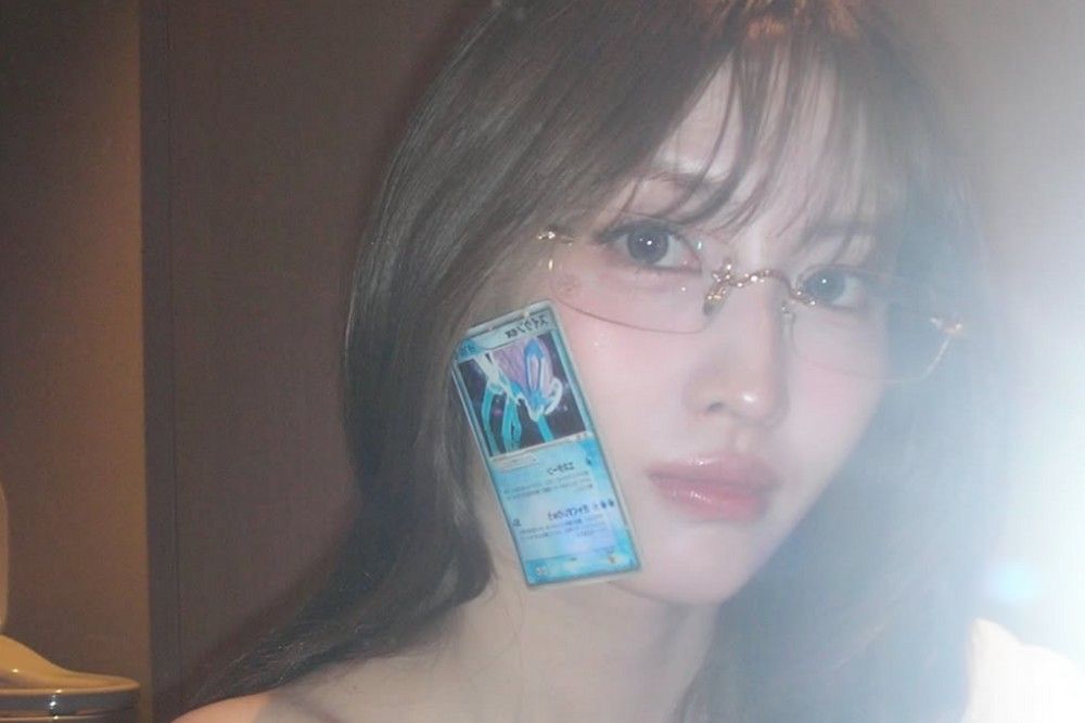 "저게 얼마짜리야"…트와이스 모모, 얼굴에 붙인 카드 가격에 누리꾼 '깜짝' [RE:스타]