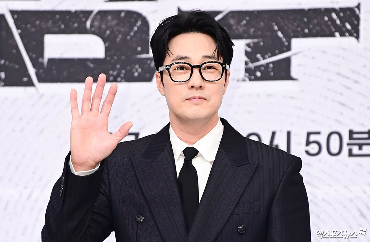 So Ji-seob Failed Casting Twice… “I Thought I Knew Him Well,” Says “Kim Bu-jang” Director [Eks’s Interview ②]
