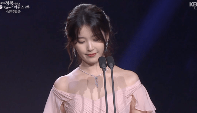 '건강이상' 아이유, 활동 중단 열흘 만에 공식석상…'청룡시리즈어워즈' 등장[핫피플]