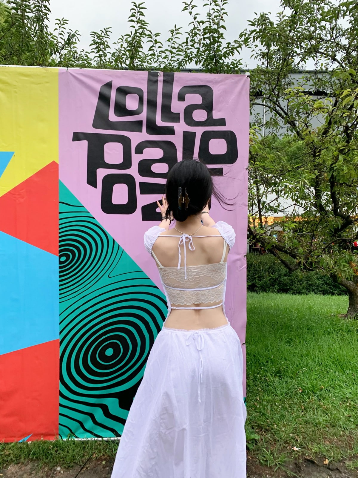 Karina Gets Bolder After Going Abroad… Completes Her Festival Look in a Backless Dress That Reveals Her Entire Back [★Hashtags]