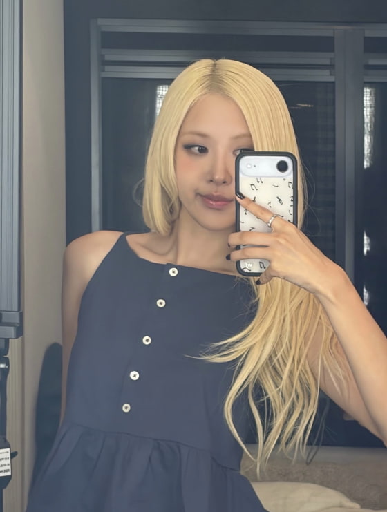 '블랙핑크' 로제, 금발 찰떡이네…무심한 셀카도 화보