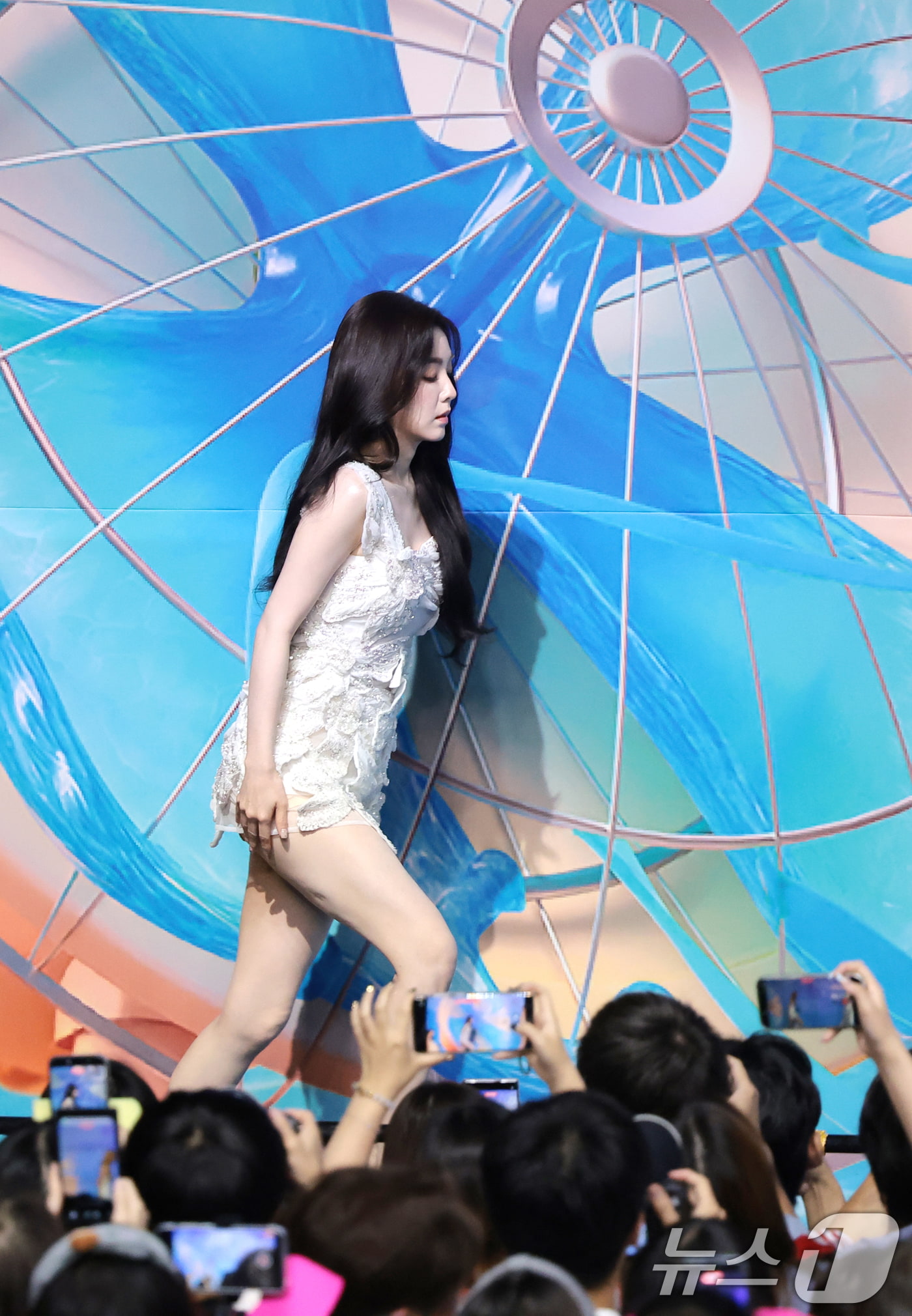 Red Velvet’s Irene takes careful steps in a short skirt