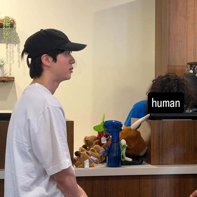 “How a World Star Takes a Break”: BTS’s Jin Spotted Enjoying a Down-to-Earth Day at an Amusement Park