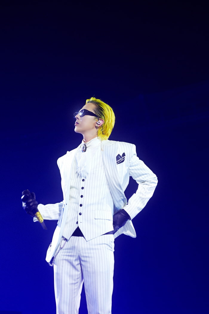 G-Dragon Prevents Camera Director’s Fall with His Whole Body During Performance… Wife: “GD Saved My Husband” [SC Issue]