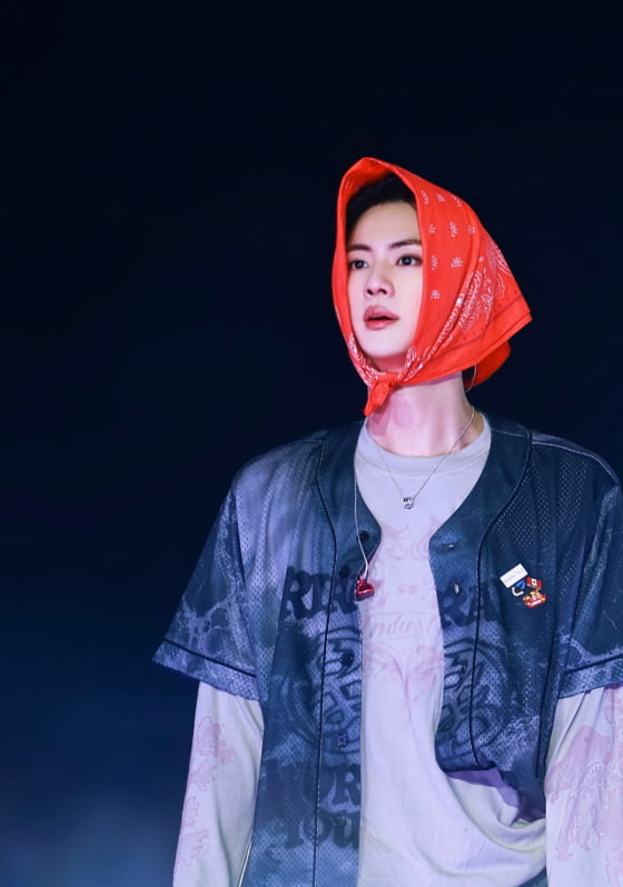 'God of Beauty' BTS's Jin, Perfect Visuals Amid Torrential Rain → Passionate Live Performance.. No. 1 on Korea's Real-Time Trends