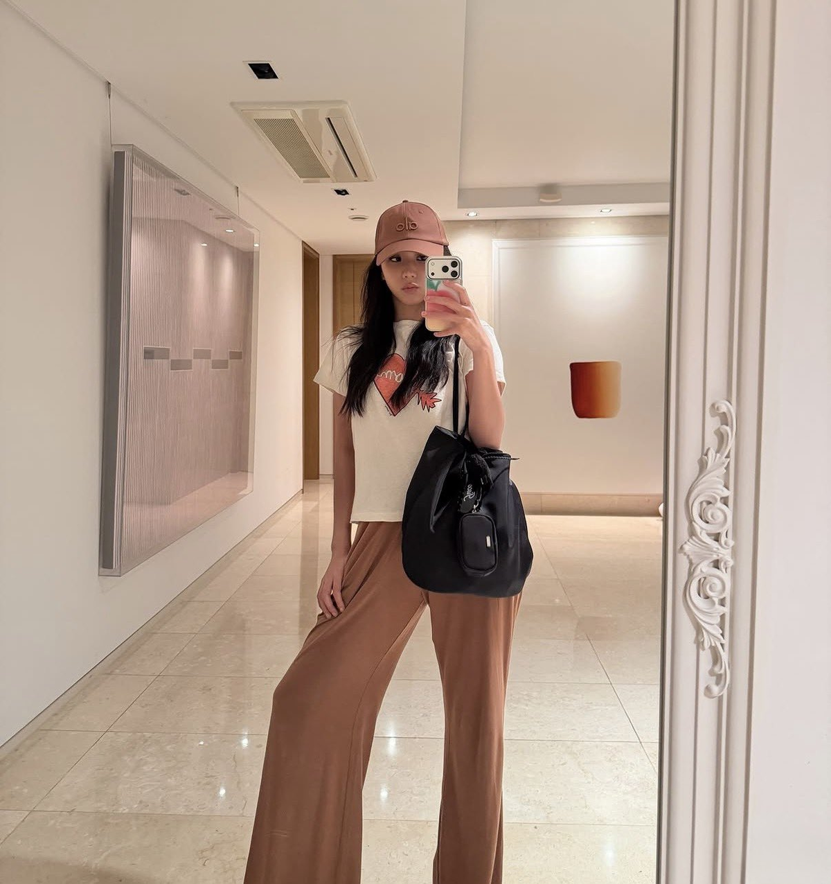 Jisoo's social media post capture.