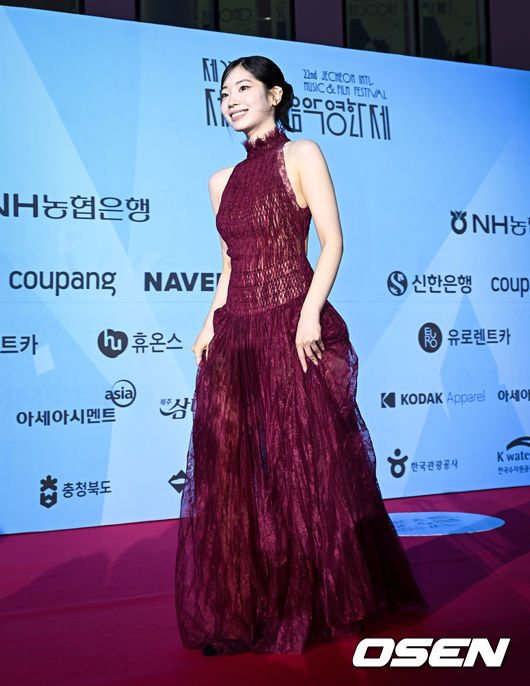 [Foto] Dahyun, de TWICE, asiste a la alfombra roja de un festival de cine como actriz