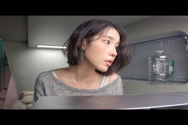 IU与李钟硕分手后剪掉长发……短发造型“从离别开始”