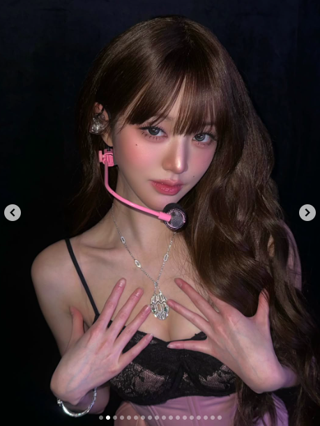 Jang Won-young flaunts doll-like beauty in a daring look… shining even in the dark