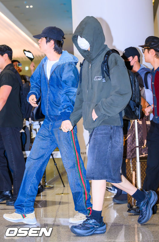 [Photo] BTS’s Jungkook arrives in Korea holding eldest member Jin’s hand