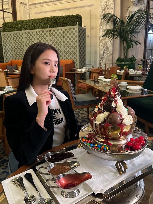 BLACKPINK’s Jisoo, spotted in New York enjoying an unexpected everyday moment… ‘All eyes on’ a mountain of ice cream