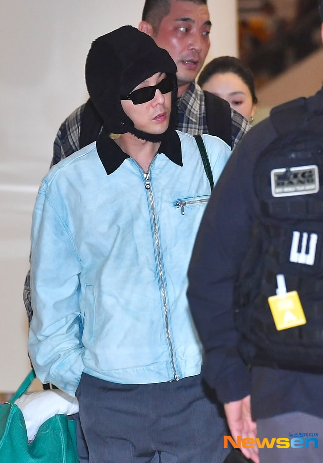G-Dragon Showcases His Unmatched Fashion Sense Even at the Airport [Photo & HD]