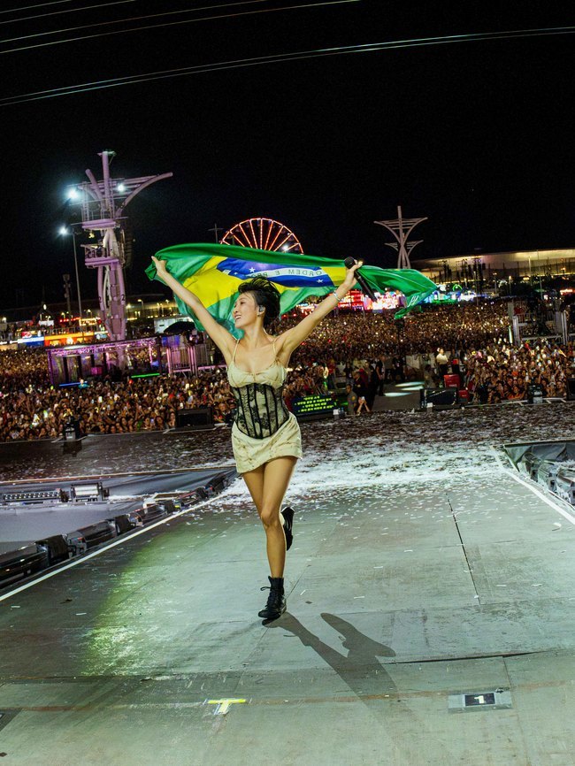 Hwasa Captivates Brazil’s ‘Rock in Rio 2026’… First K-Pop Female Soloist to Take the Main Stage