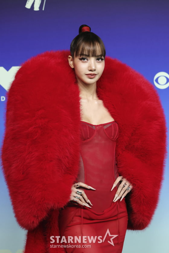 BLACKPINK’s Lisa Dominates the VMA Red Carpet in a Sheer Corset Dress and Red Fur [Star Issue]