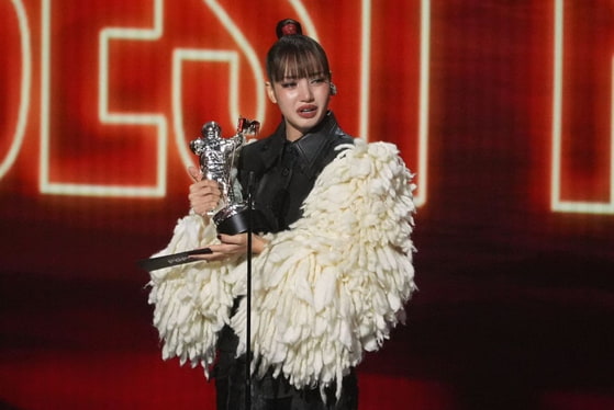 “Cocoon Cap” Lisa sheds tears after winning Best Pop at the MTV VMAs… first such record for Asia (Comprehensive)