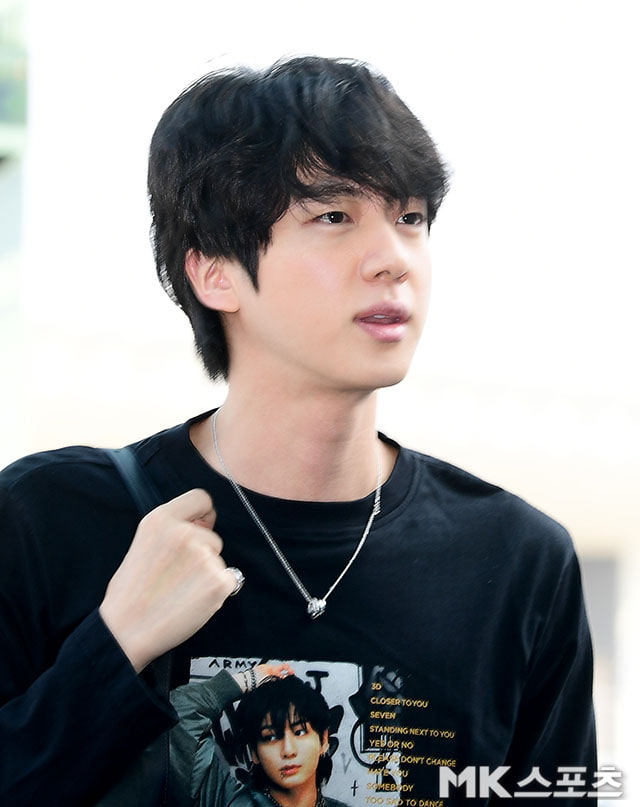 BTS’s Jin: “I’m a little puffy because it’s early in the morning, right?” [MK Photo]