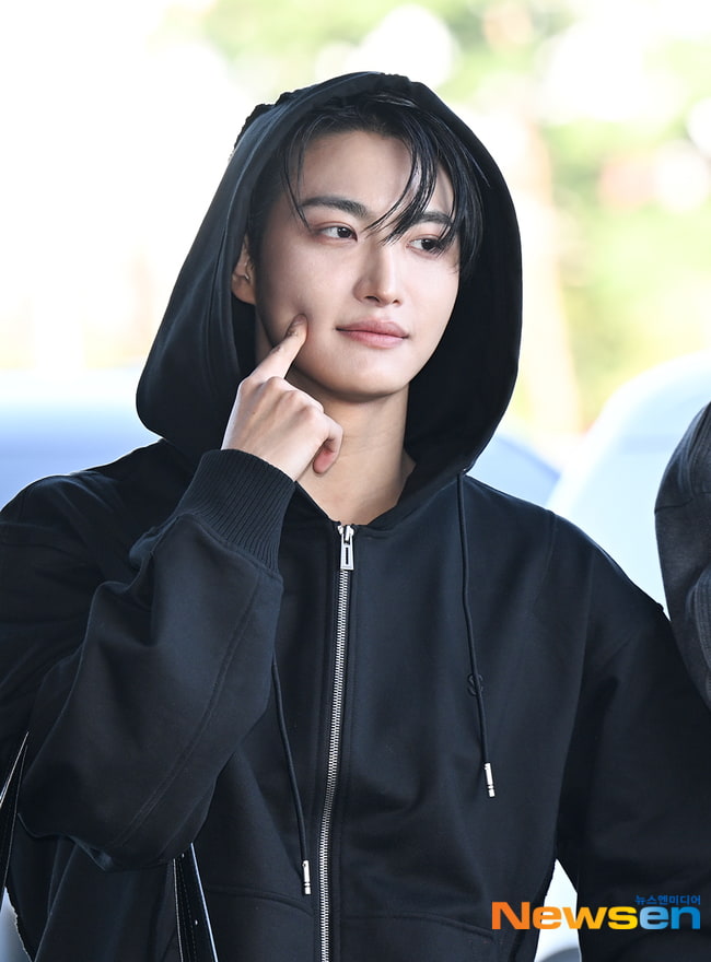 ATEEZ’s Seonghwa, Stylishly Poking His Cheek [Photo N HD]