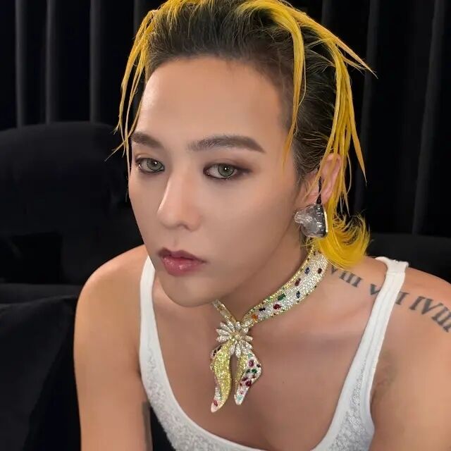G-Dragon completa su mirada misteriosa con lentillas de color… combinando inocencia y sensualidad