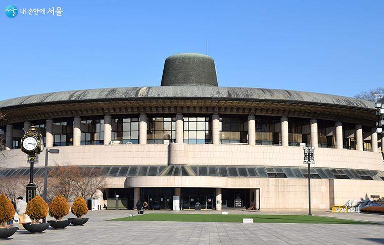 Arts Center, a Complex Arts Space with a Newly Tiled Roof at the Foot of Umeom Mountain