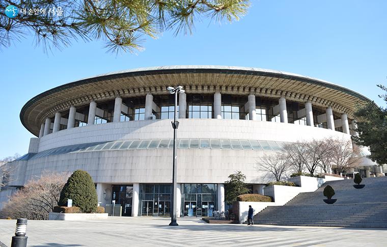 A full view of the Opera House, which forms the central axis of Seoul Arts Center