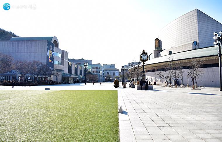 The Music Plaza of Seoul Arts Center, facing the Seoul Calligraphy Art Museum and the Concert Hall