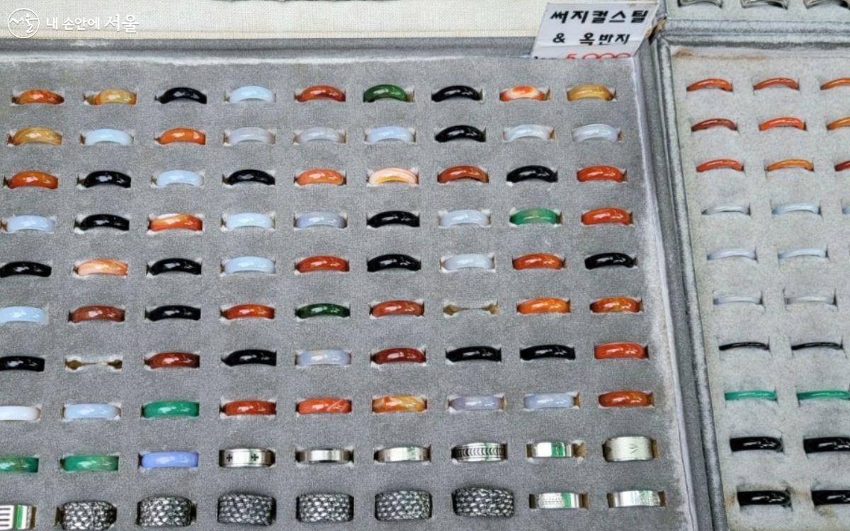 At a stall in Dongmyo Flea Market, five-thousand-won wonjade ring sold for