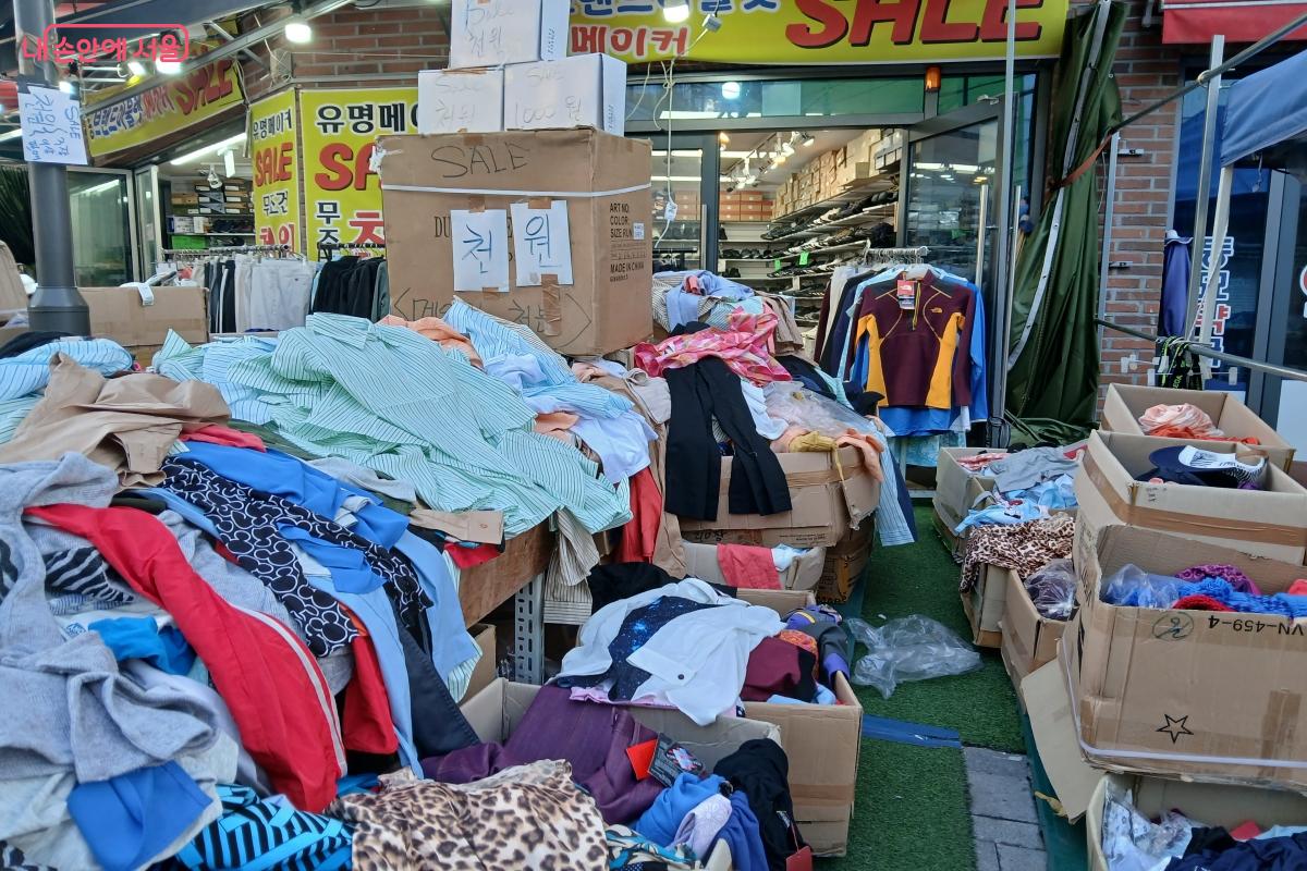 1,000won, 2,000won, 5,000won Clothing at Dongmyo Flea Market with low-price tags such as